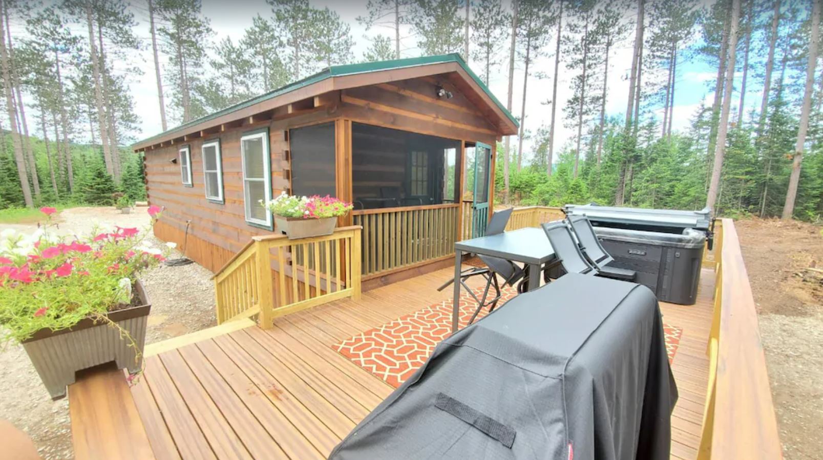 The Cute Modern Tiny Home Cabin w Hot Tub