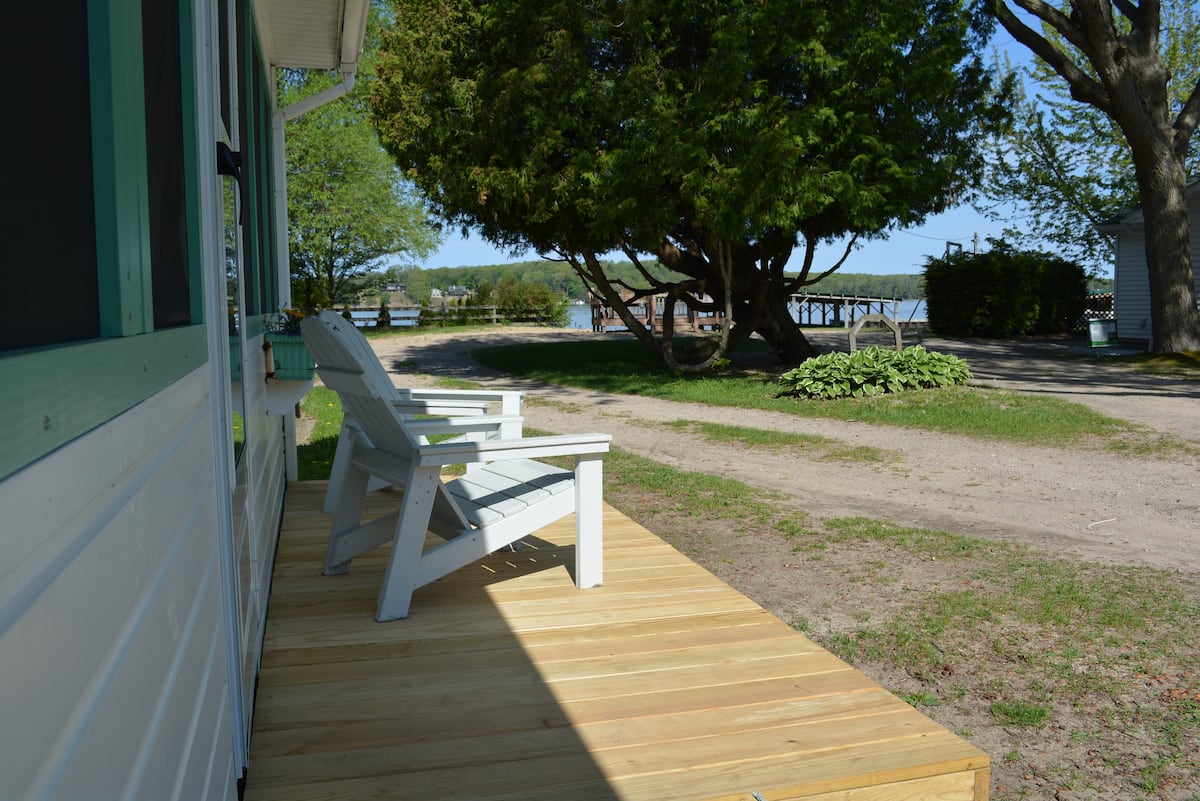 Outside Seating at Swan on the Lake