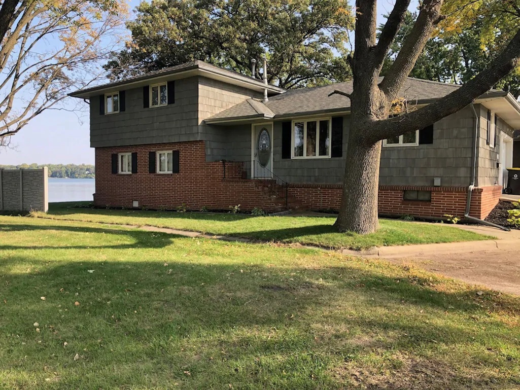 Beautiful Walkout Lakefront Property