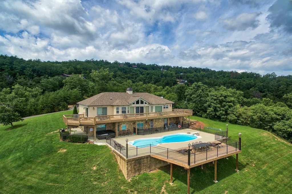 Amazing Mountain Views! Private, Heated Pool!