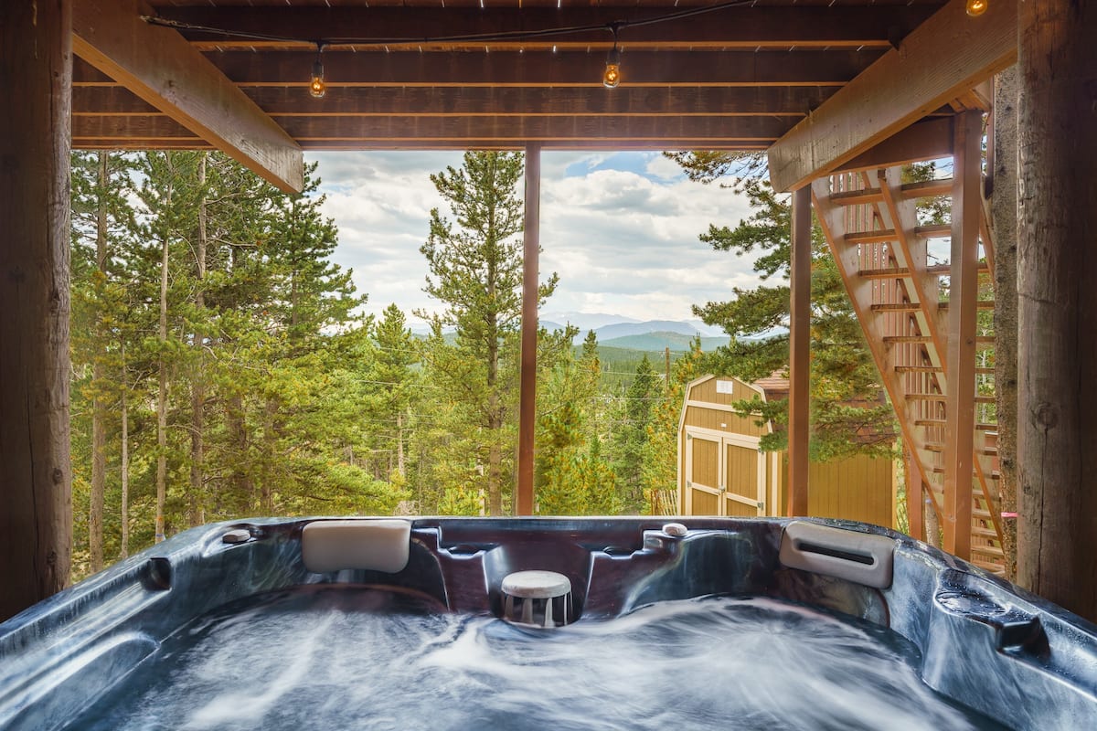 Charming Cabin with Mountain Views, Hot Tub and Sauna