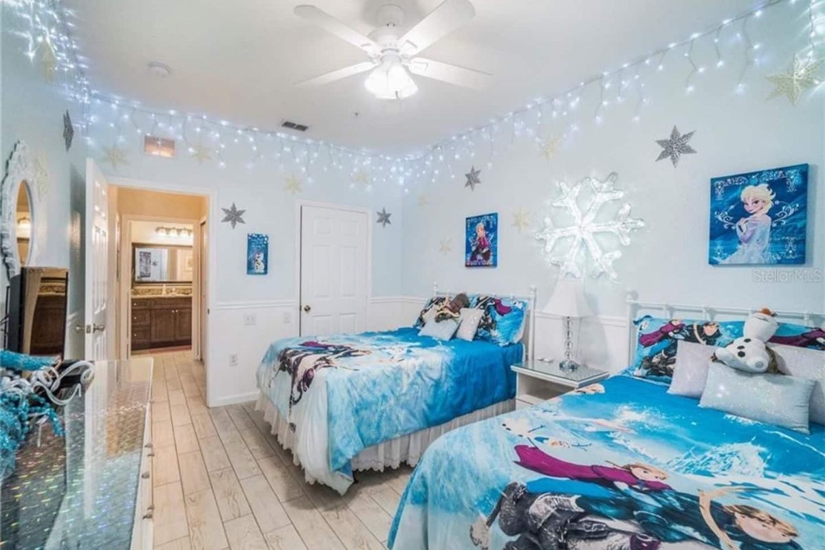 Frozen themed bedroom