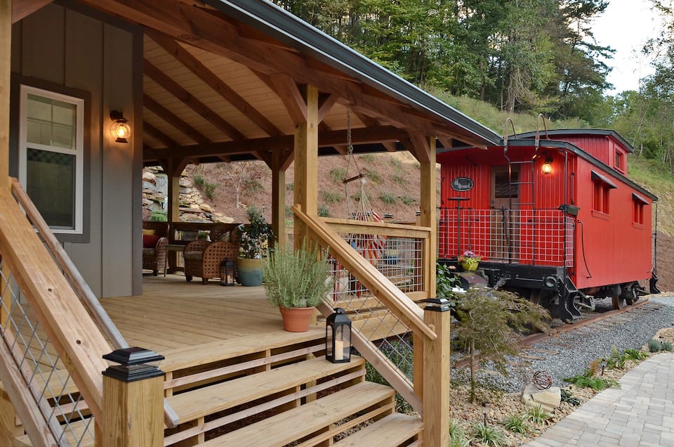 Upscale 1926 C&O Train Caboose Tiny House Glamping