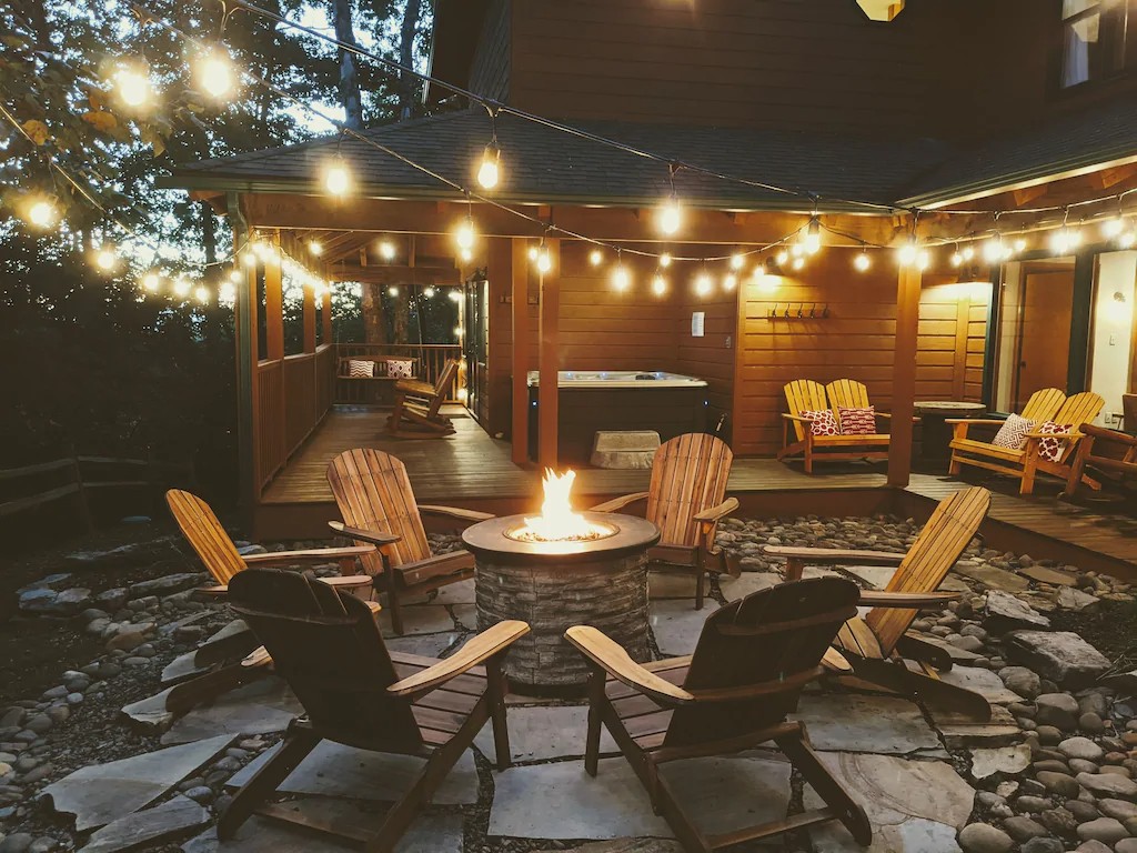 Black Bear BnB with game room, fireplace and hot tub