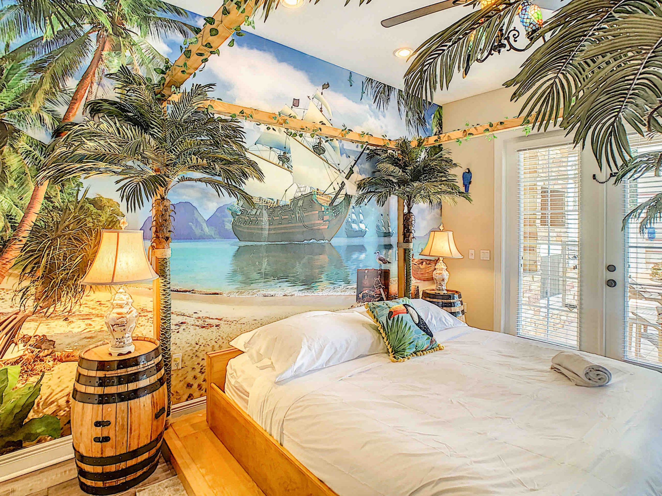 Tropical pirate-themed bedroom