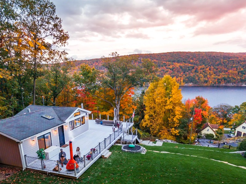 Luxury Cottage with Spectacular Lake Views