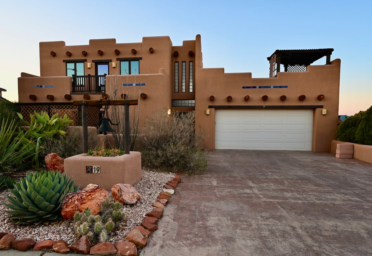 Santa Fe Style Custom Home - Hot Tub, Desert View