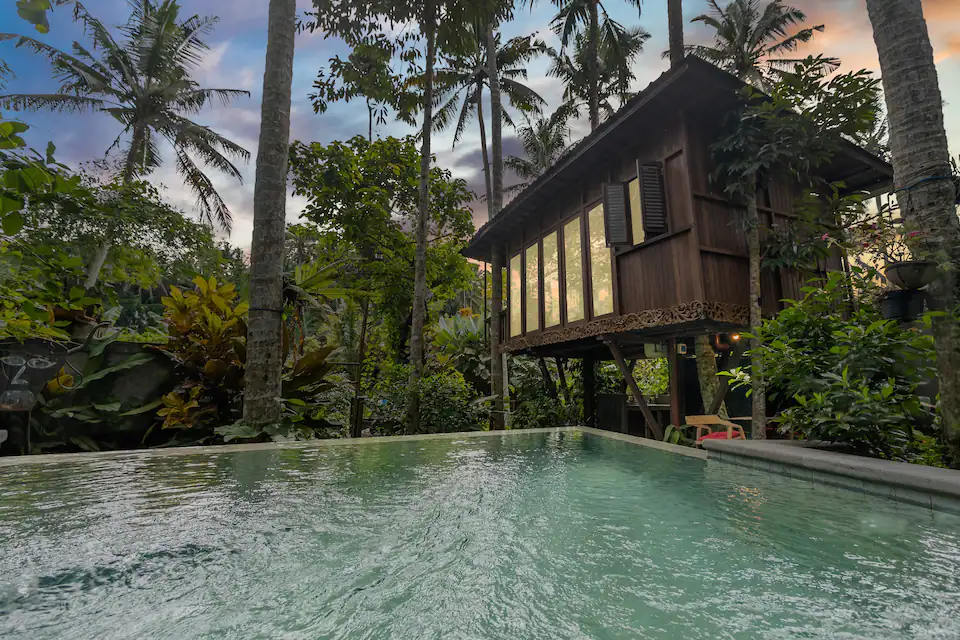 Treehouse with Private Pool Near Yoga Barn