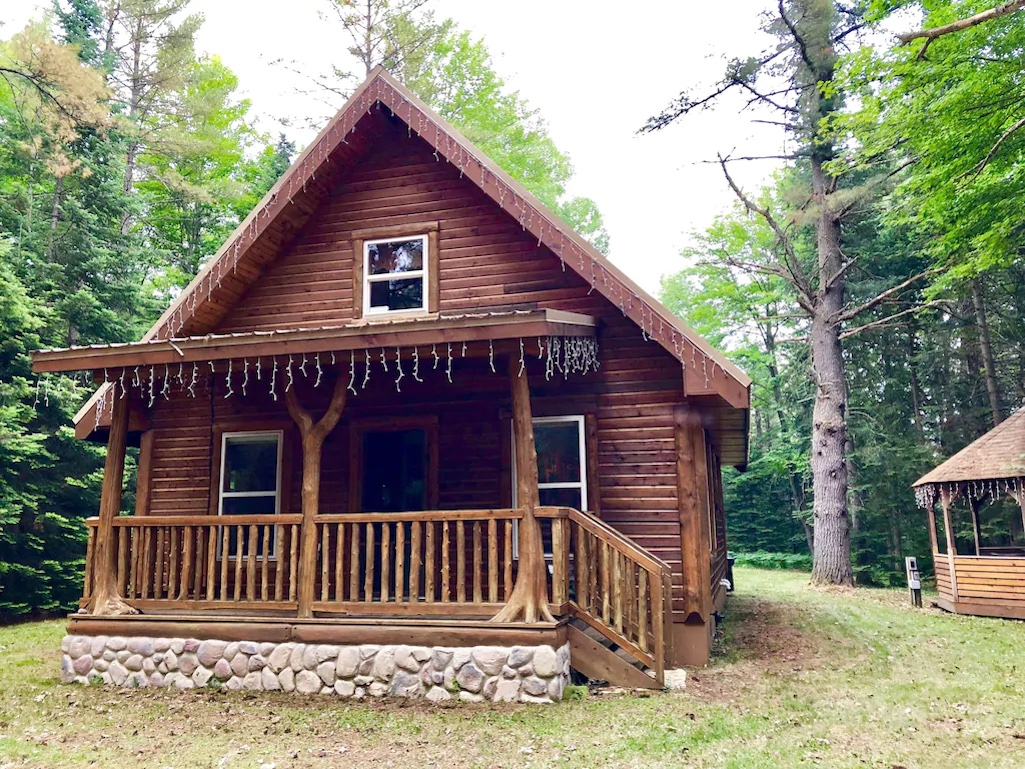 Cozy Year-Round Cabin Rental with a Hot Tub