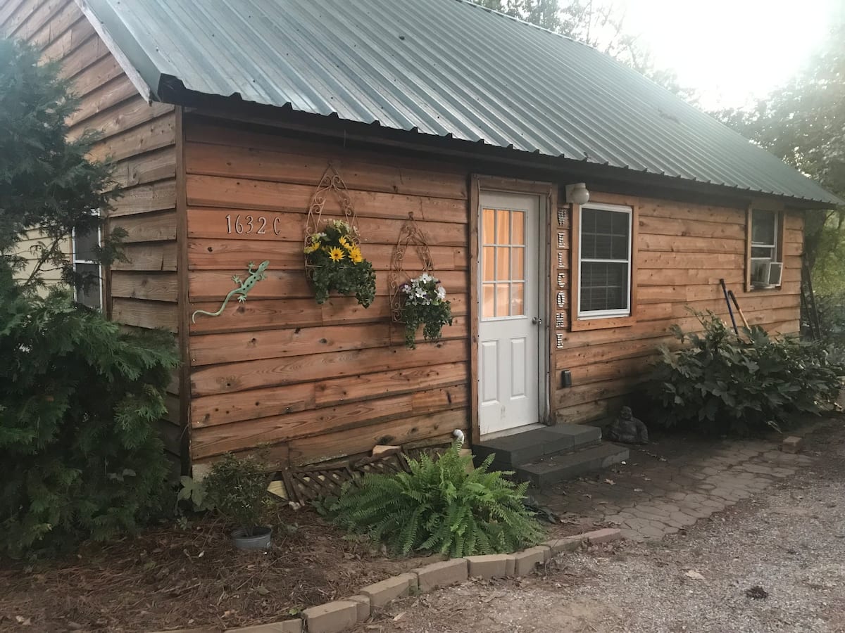 Lakeside Treasure Cabin with a Hot tub, & boats