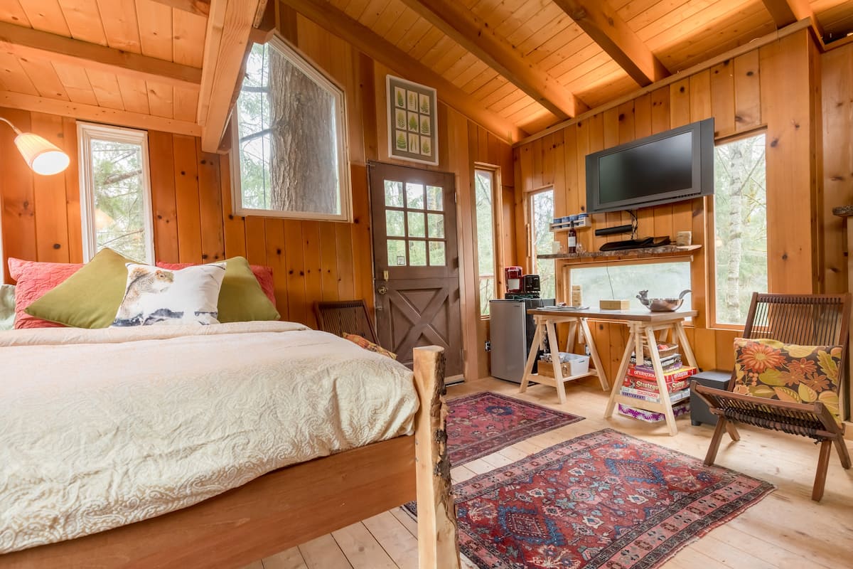 Peaceful Treehouse Nestled in the Woods