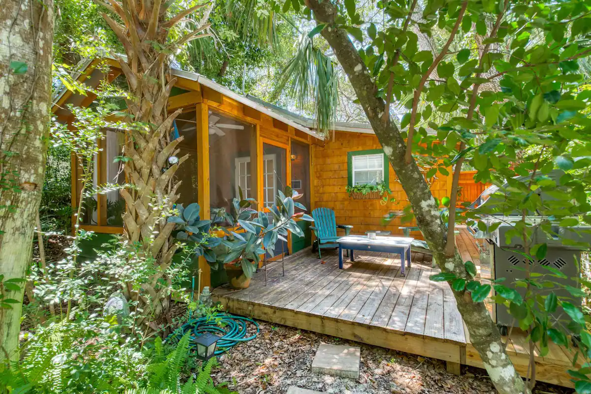 Romantic Cabin in Quiet Wooded Lot-Walk to Beach