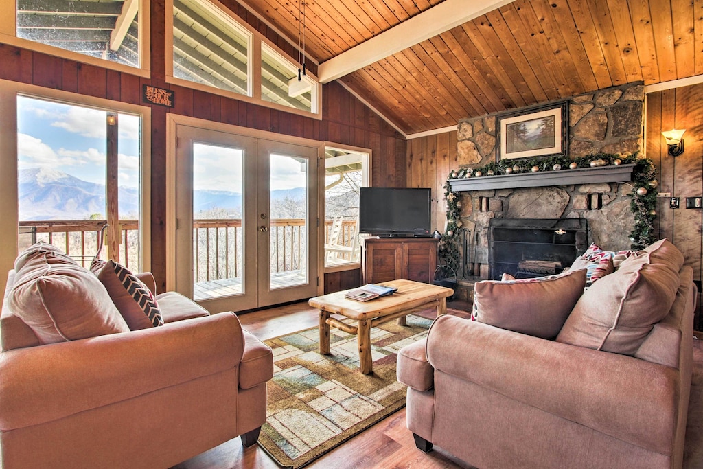 You can enjoy the views from inside and outside this mountain cabin.