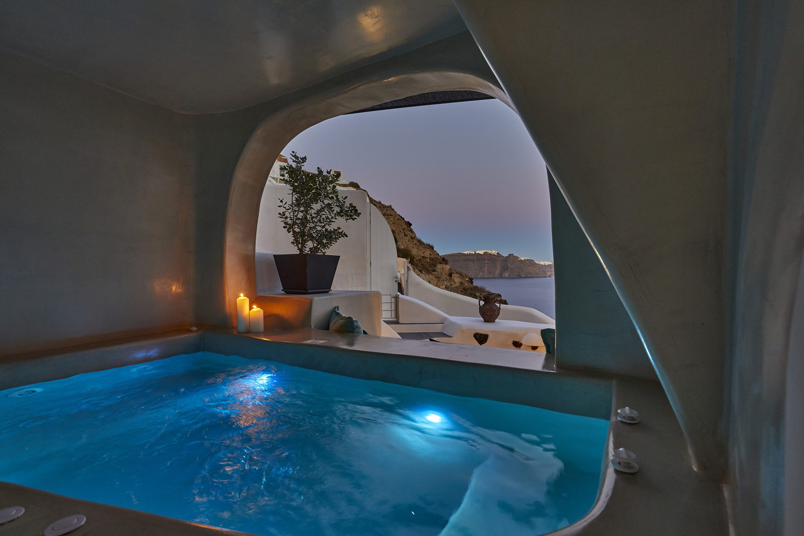 Jacuzzi inside cave overlooking the ocean