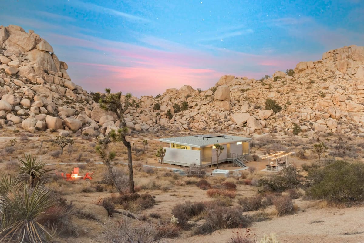 Hi-Desert Fade Surrounded by Boulders w/ Hot Tub near Pioneertown