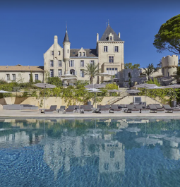 swimming pool and huge French chateaurn France