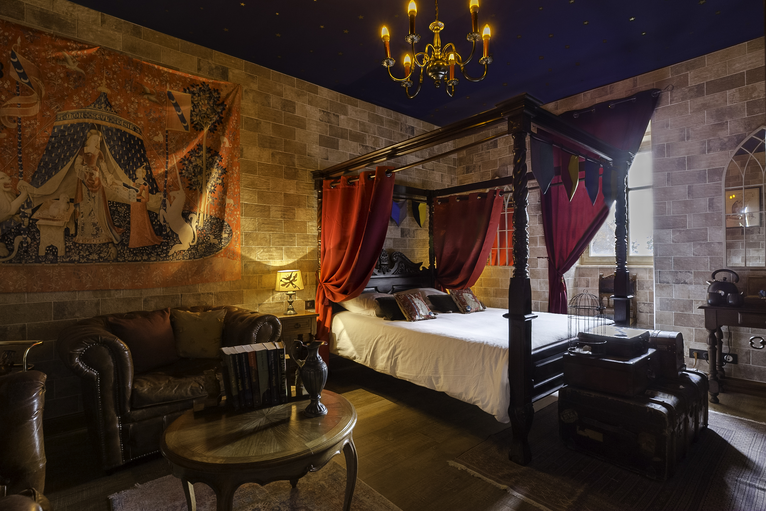 Four poster bed in the Harry Potter room