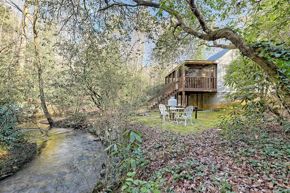 Recently Remodeled Creekside Cabin