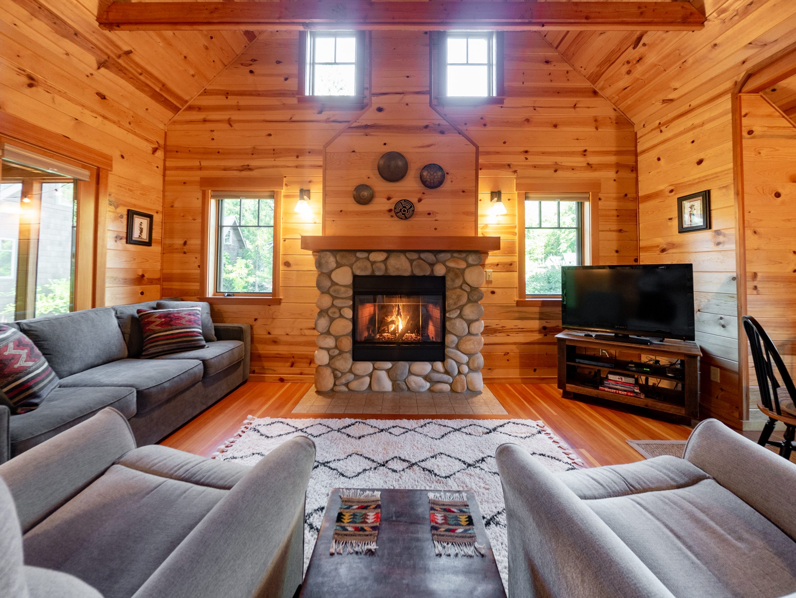 Riverfront Bliss Log Cabin on Mckenzie River