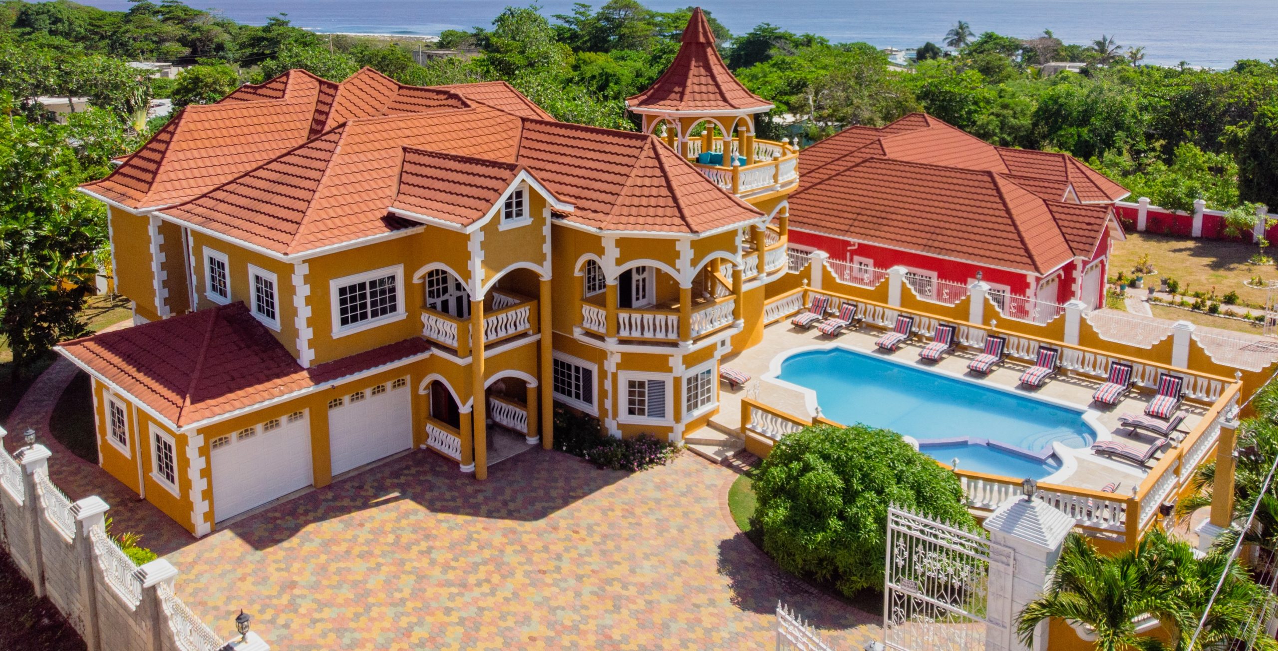 Huge Jamaican castle with pool