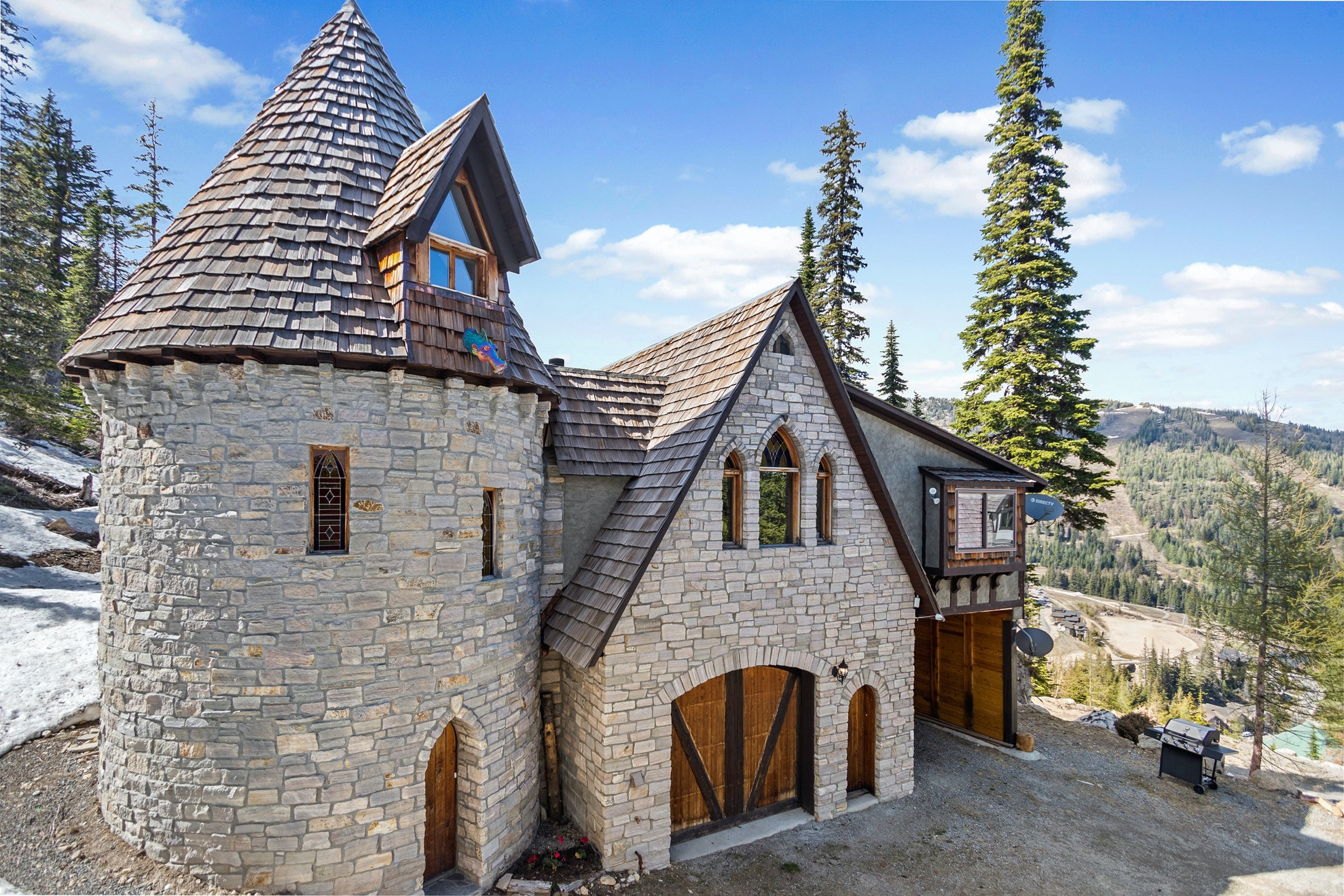 Amazing Mountain Castle w/ Fast WiFi, Private Hot Tub, Fireplace