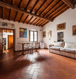 Big living room with wooden ceilings, a dining table and a sofa