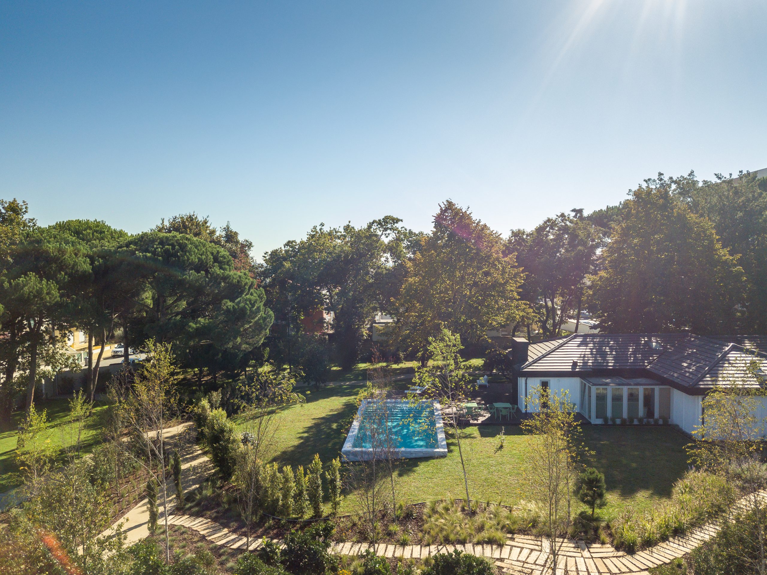 70s style house with pool and large garden 