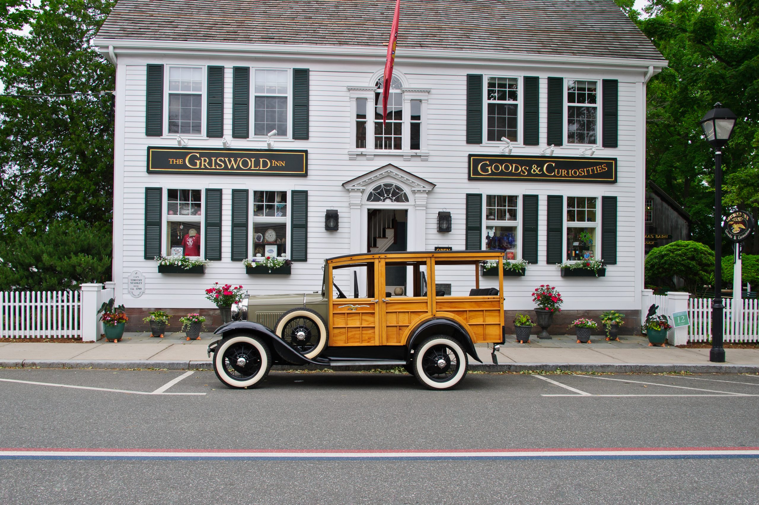  Antique car at the Griswold Inn, Main Street, Essex, CT