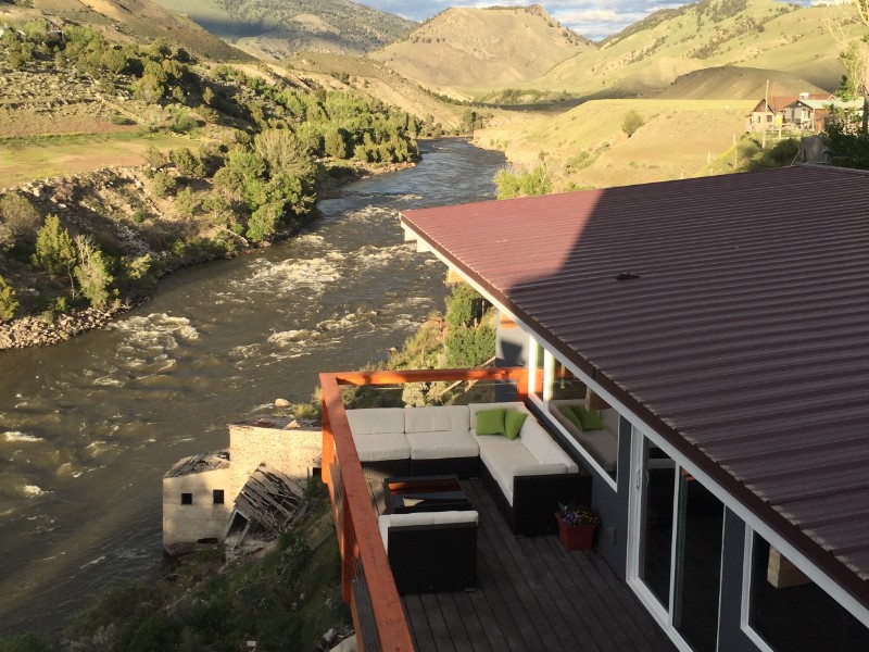 30-Foot Deck Overlooking Yellowstone River & Park