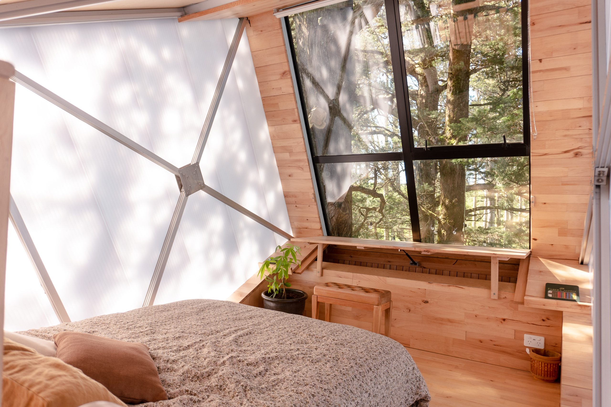 Airy bedroom overlooking the trees 