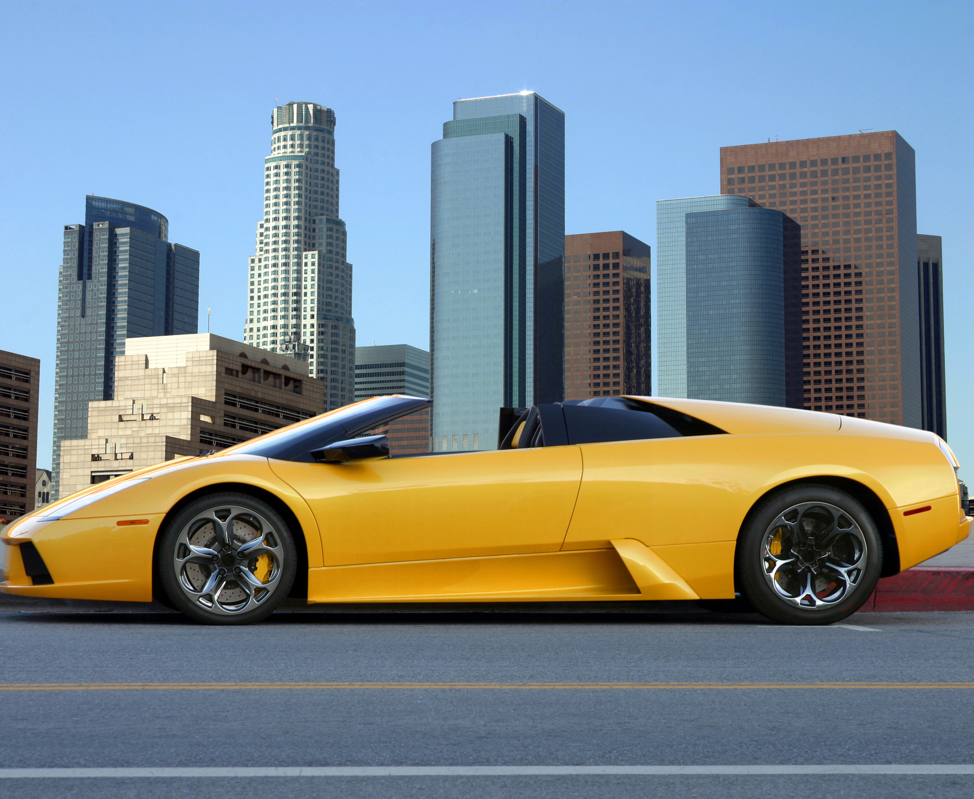 Imagine driving around downtown Los Angeles in this beauty! 
