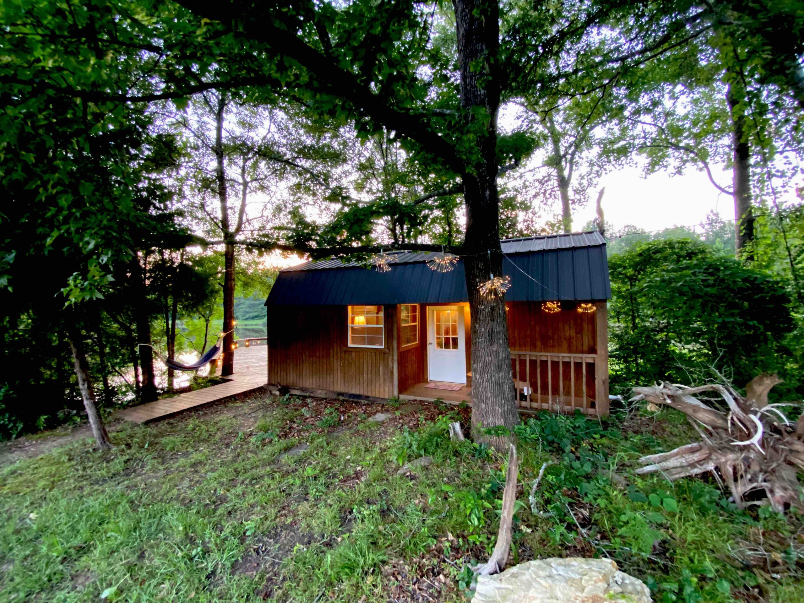 Enjoy cabin life next to a lake