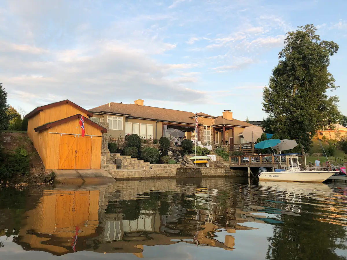 Lake Living 10 Feet from the Lake - Ooltewah