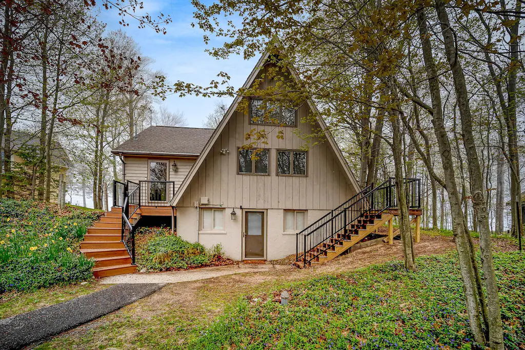 A popular vacation home right by the lake