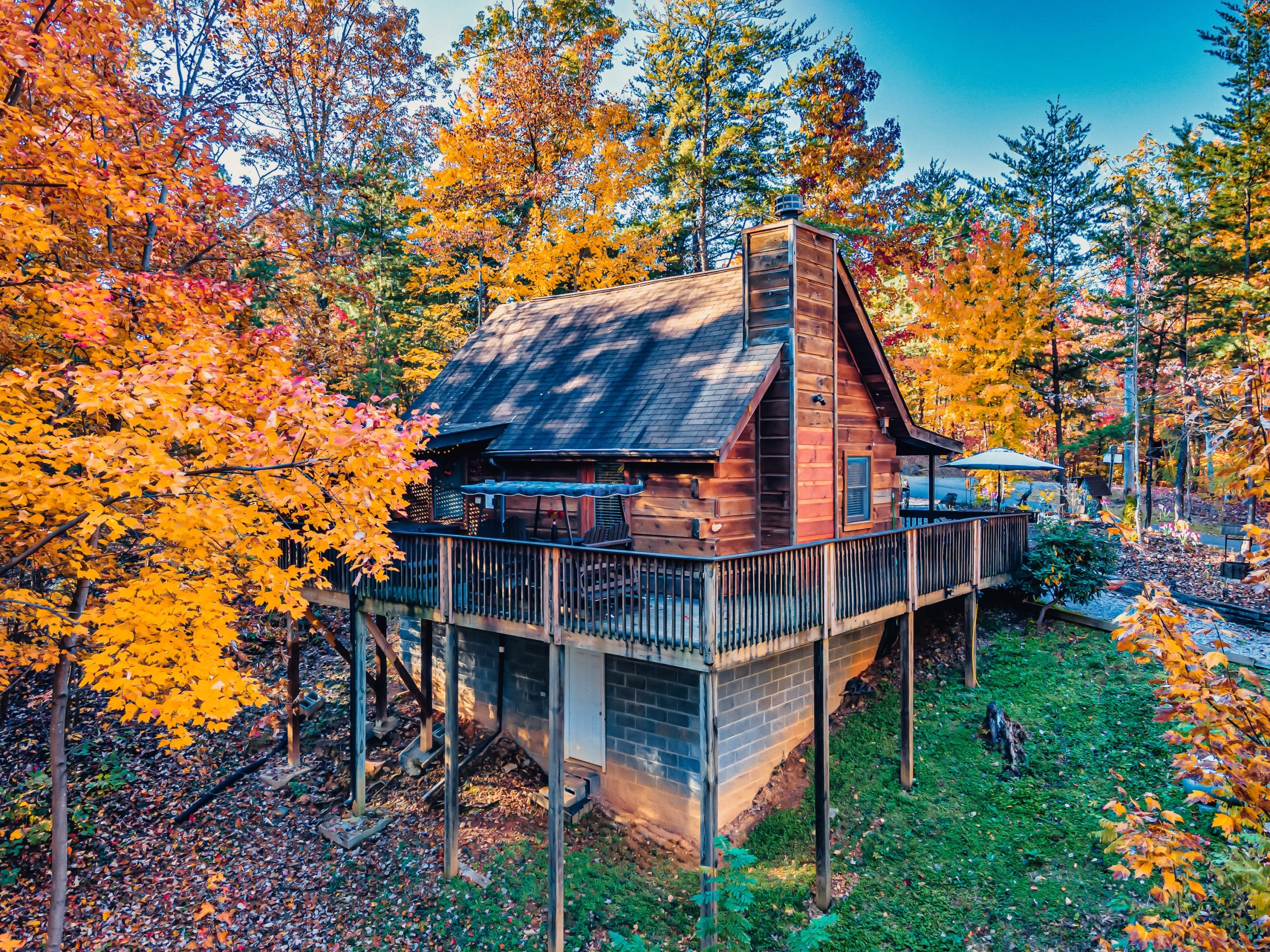 Honeymoon/Anniversary Cabin with Hottub, Jacuzzi, Wifi