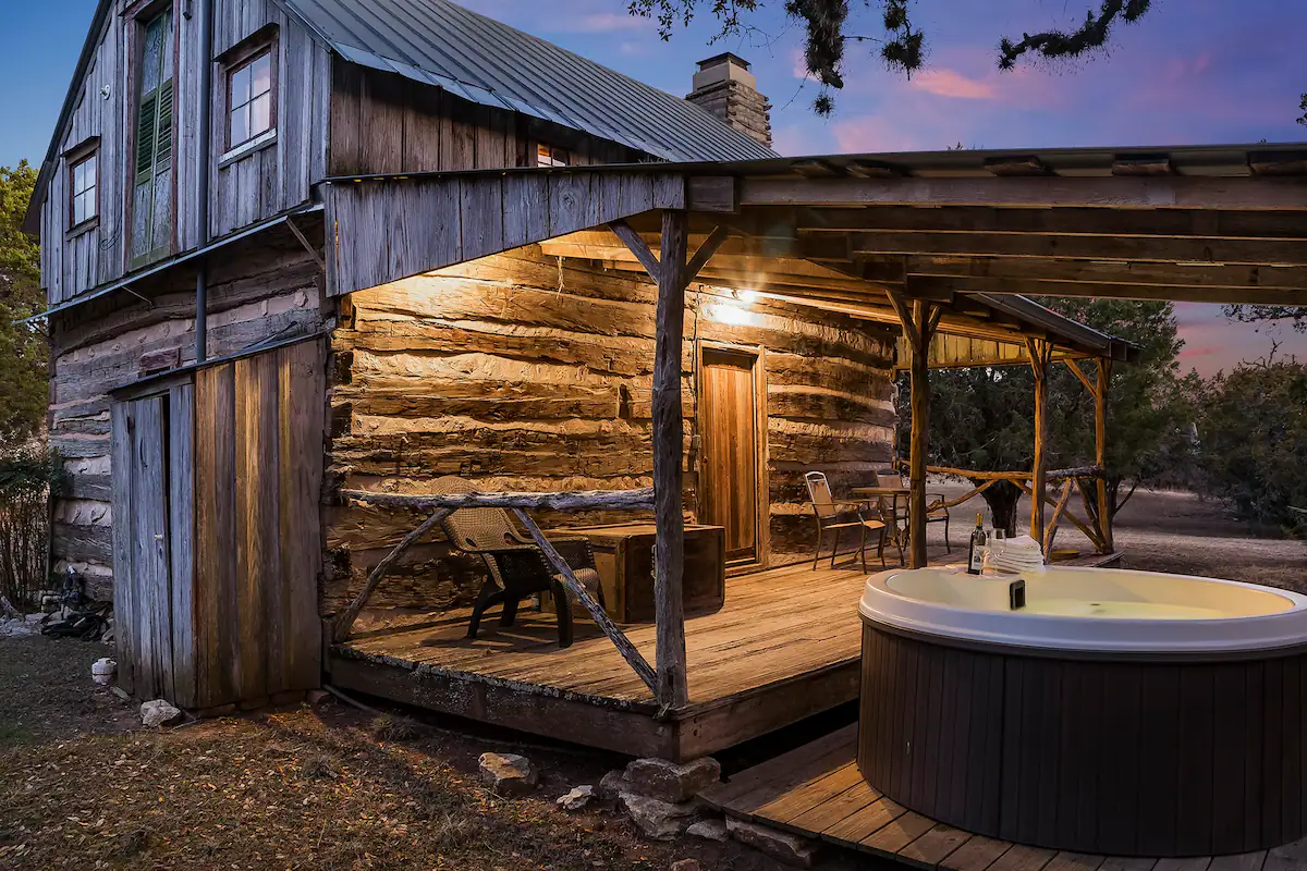 Peach Log Cabin, Close to Downtown with Hot Tub