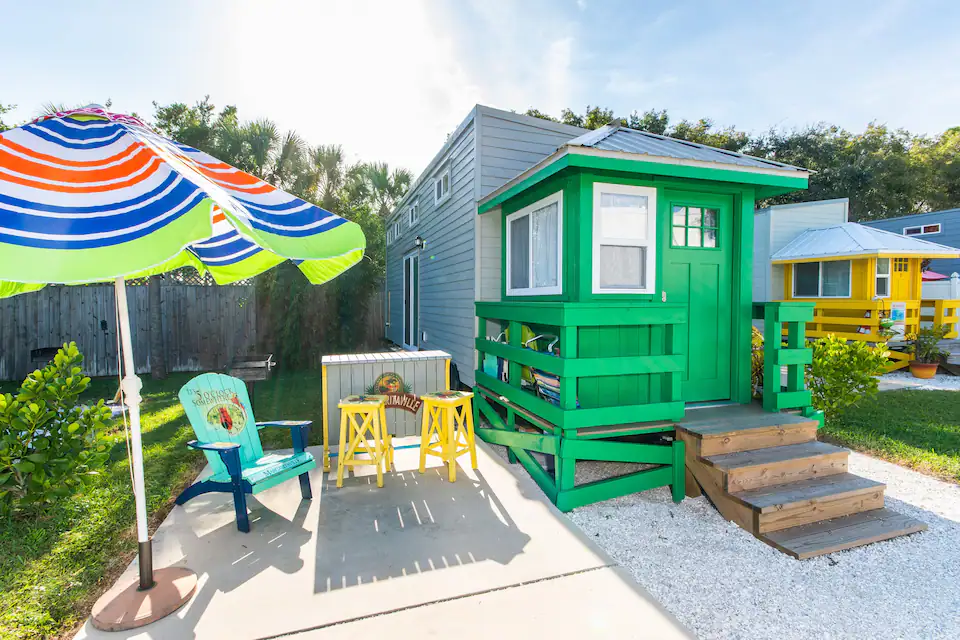 A cheerful tiny house for your beach state of mind