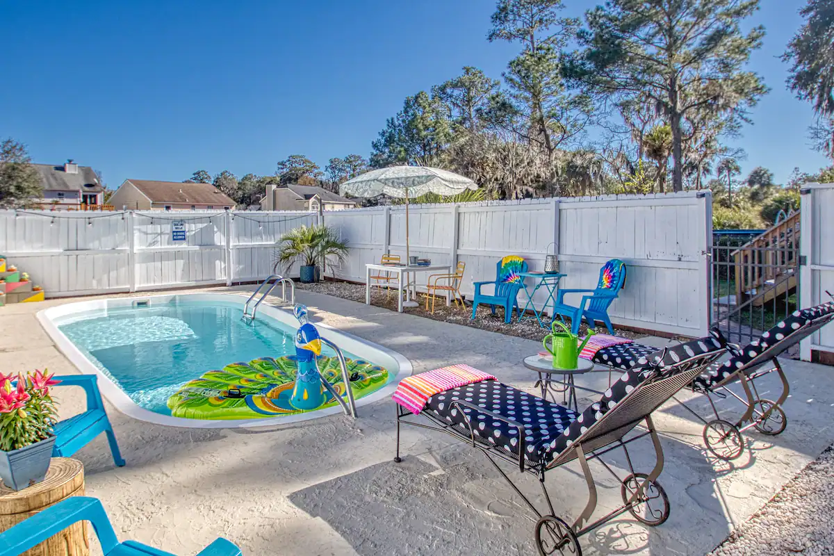 A fun and festive pool for your Savannah stay