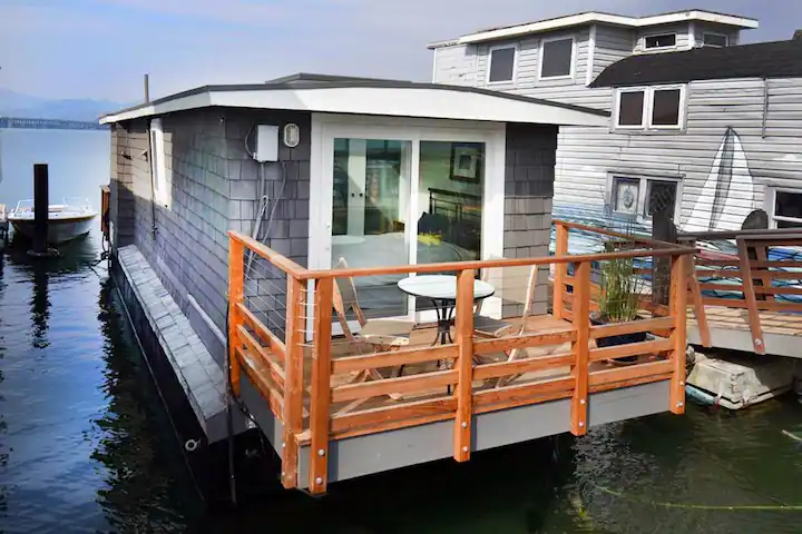 All the amenities of a house but on the water!