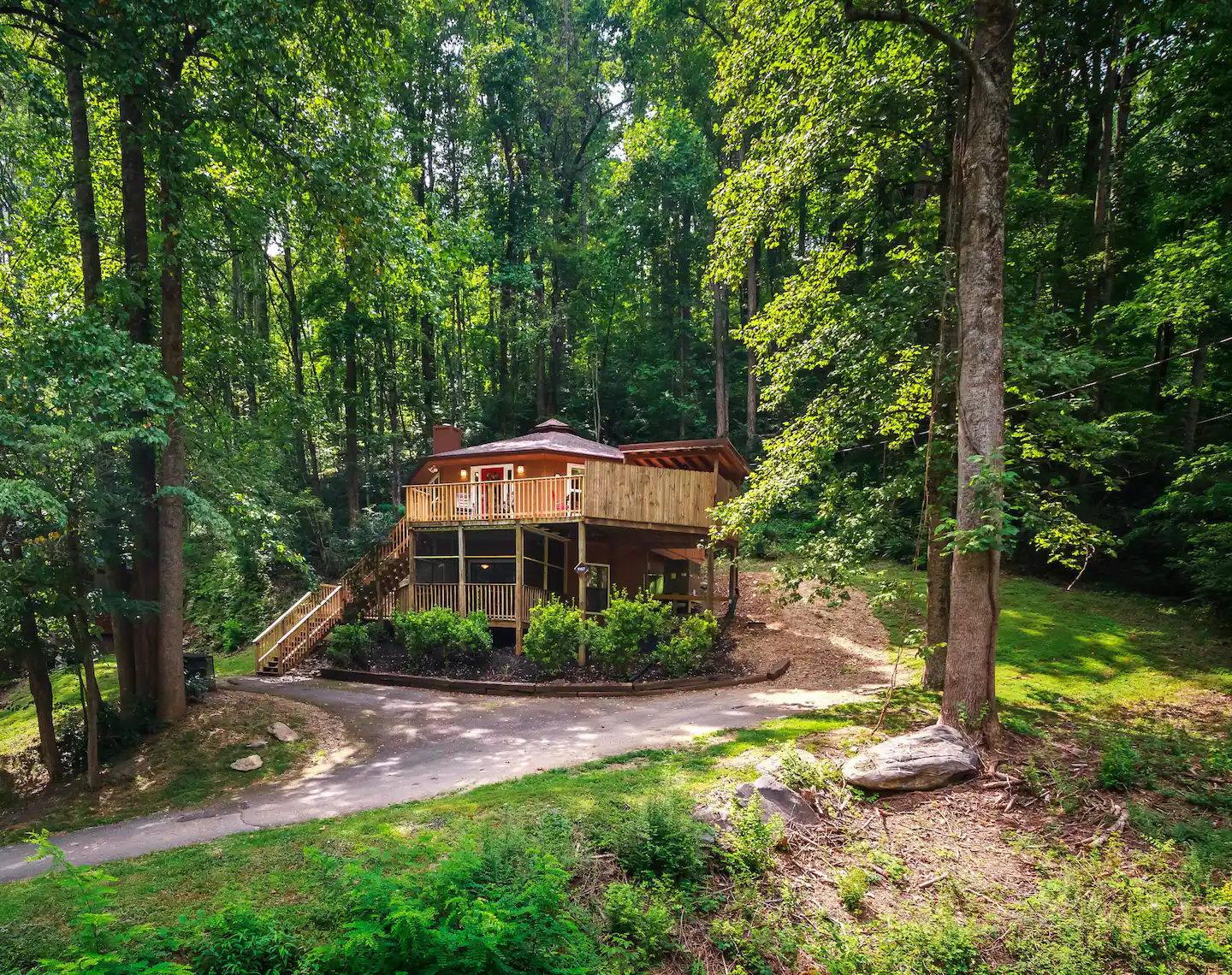 Unique Cabin, Screened in Porch, Private Parking