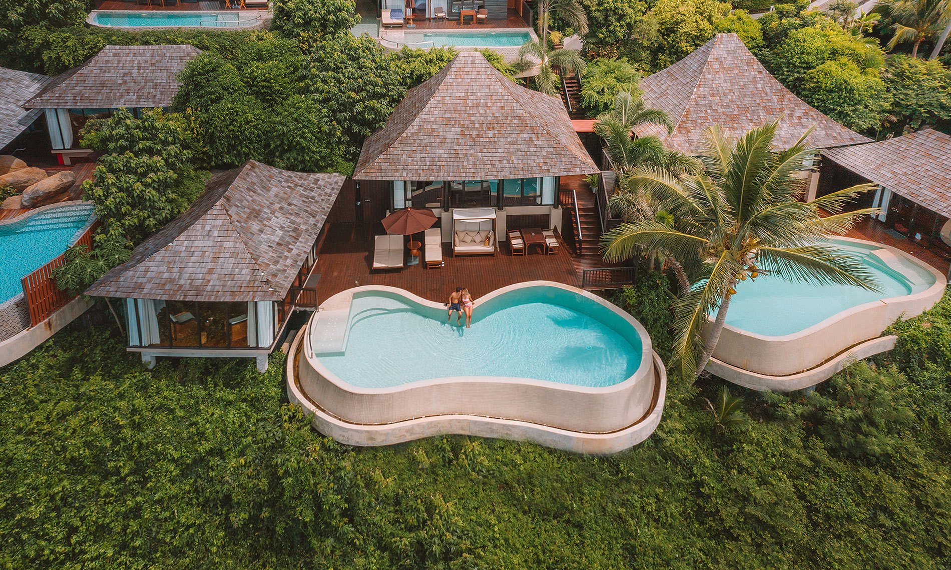 Villas and suites build along the side of a cliff and beach