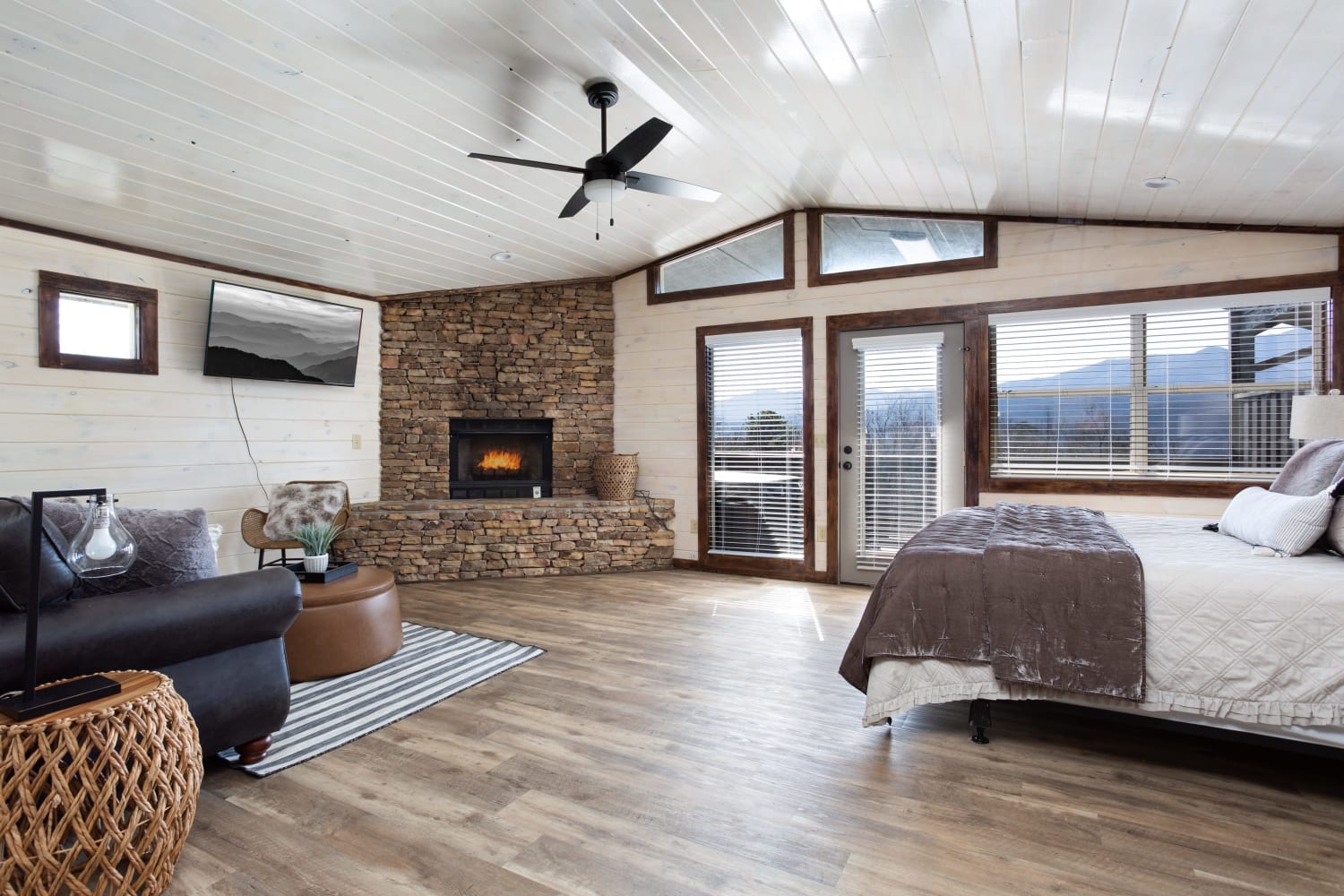 Cabin with Amazing Views and Hot Tub