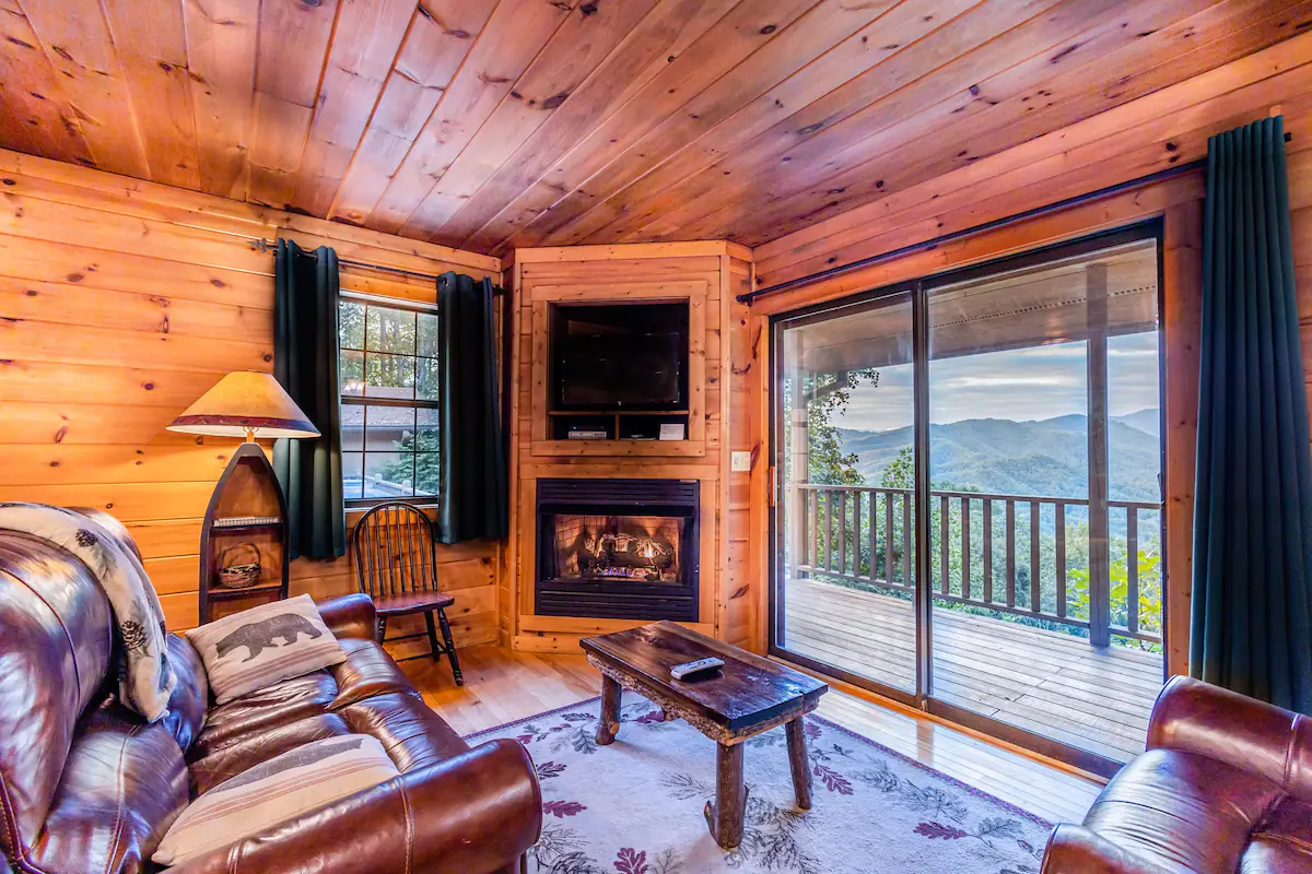 Romantic Honeymoon Cabin with Hot Tub and Fireplace - Bryson City