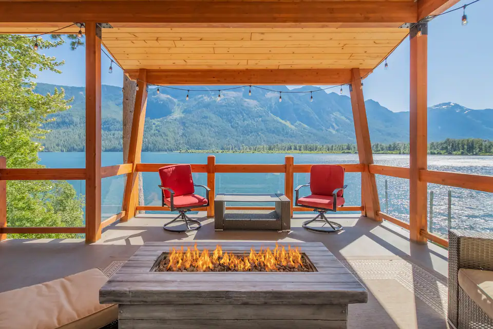 Lazy Bear Lodge on Lake Wenatchee with Hot Tub & Dock