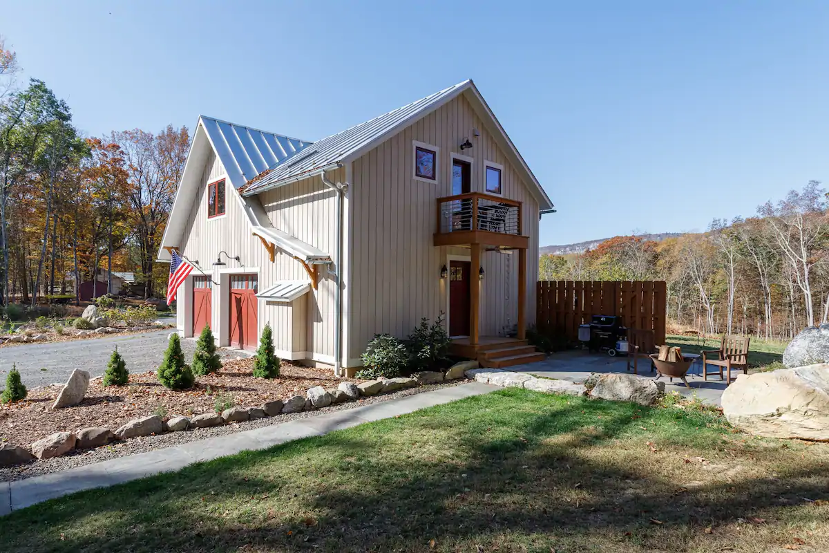 A second-floor apartment in a great neighborhood 