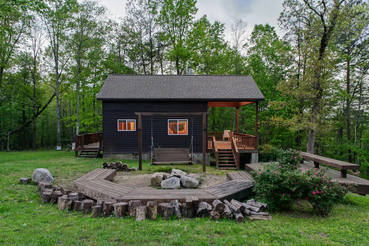 Peace and quiet awaits you in this modern cabin with a view