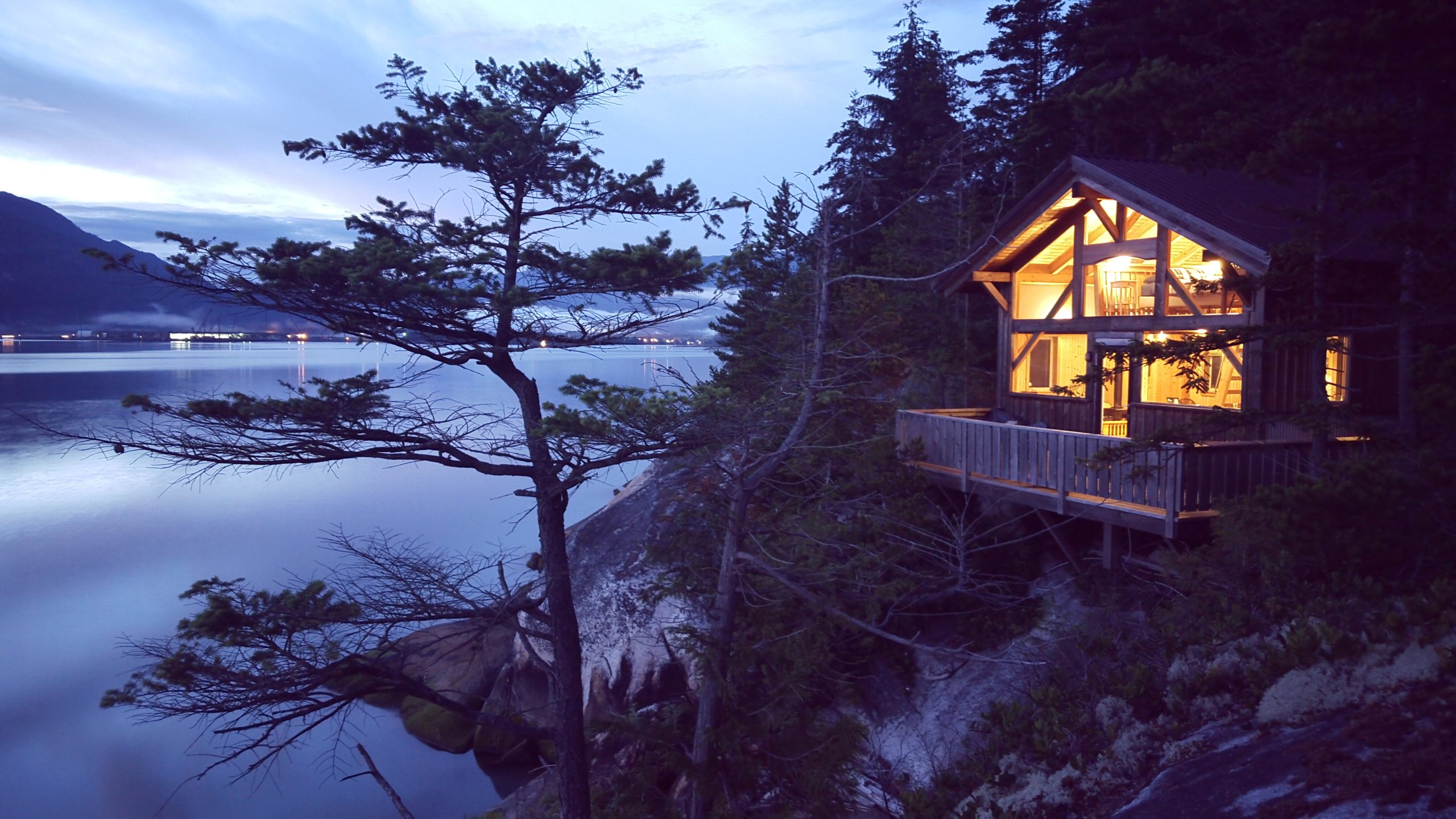 Waterfront Cabin and Sauna in a Private Location - Squamish